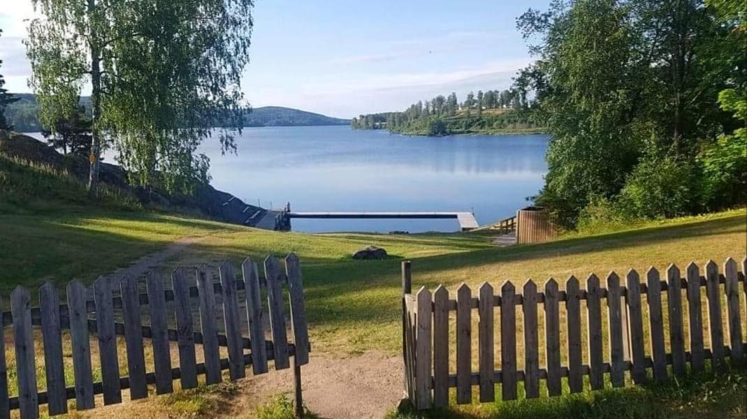 Mysig Timmerstuga Med Braskamin Naera Hovfjaellet 图什比 外观 照片