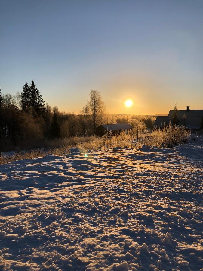 Mysig Timmerstuga Med Braskamin Naera Hovfjaellet 图什比 外观 照片