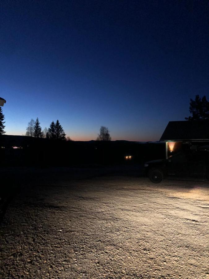 Mysig Timmerstuga Med Braskamin Naera Hovfjaellet 图什比 外观 照片